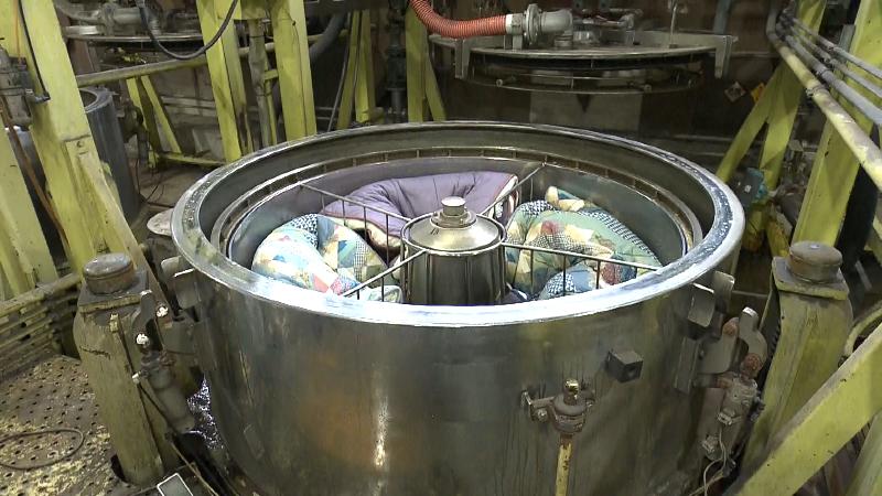 丸八真綿 クリニック工場内にあるすすぎを行う機械