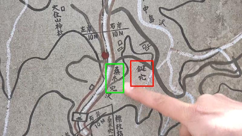 看板の地図を指さすにむらリポーター