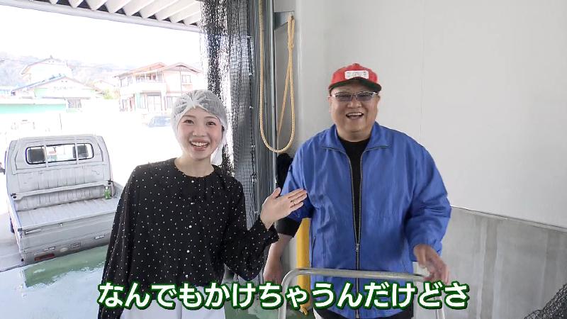 笑顔で仲買人を紹介する大森アナ