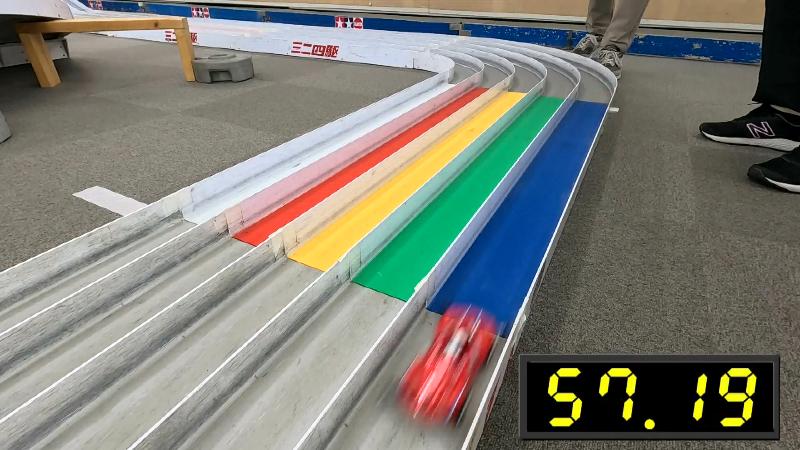 ゴールインするパンダのミニ四駆 2秒後にサンタ号もゴール