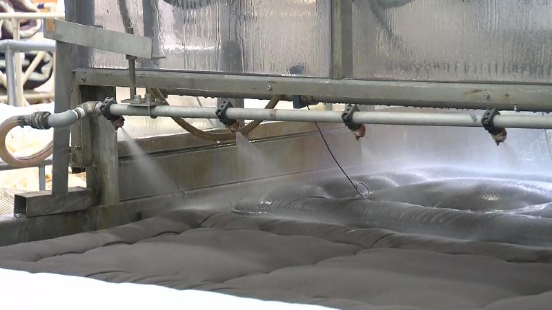 丸八真綿 クリニック工場内で浮き出た汚れを流す機械