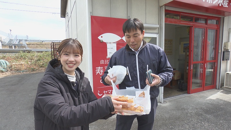 フライのパックを手に持つ女性と男性