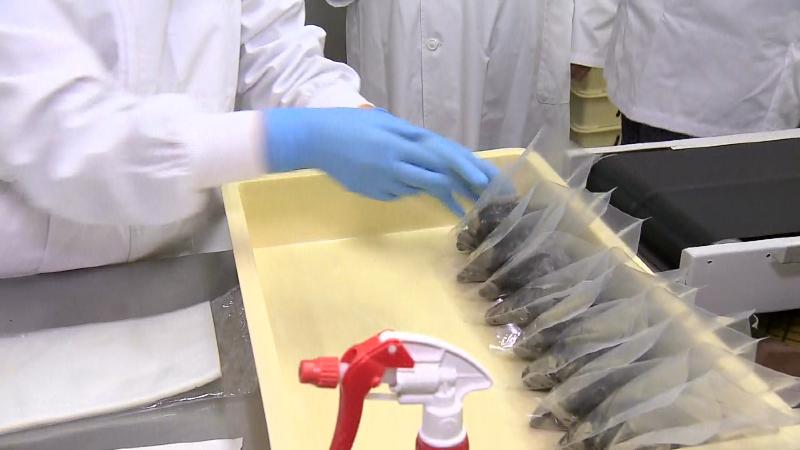 袋に入れた豆菓子を並べる