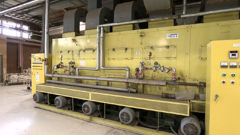 丸八真綿 クリニック工場内にある平面乾燥を行う機械