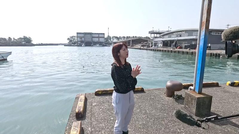 ふ頭に立つ大森アナ