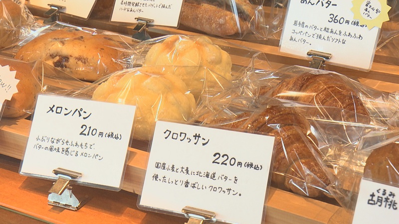 パンが並ぶ商品棚