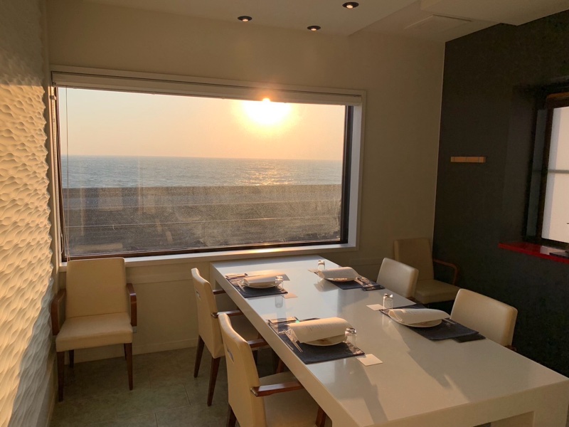 個室と夕日