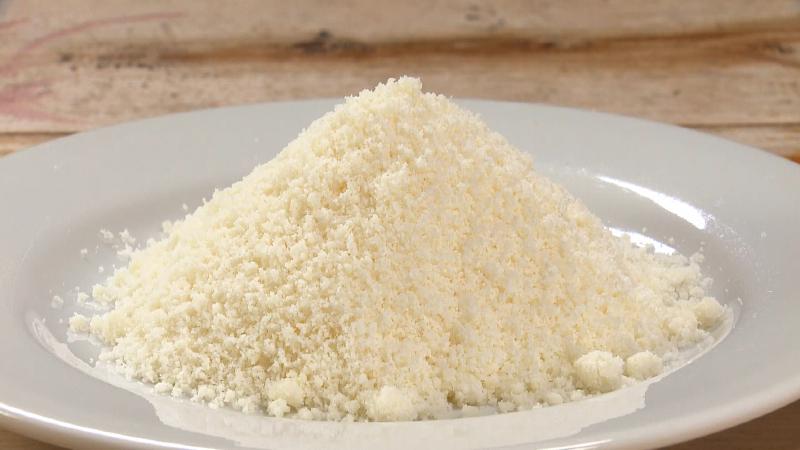 粉状のグラナパダーノチーズ