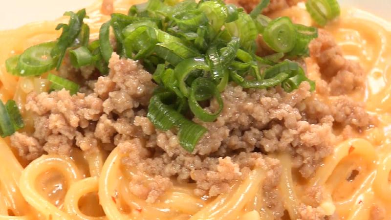 麺の上に乗った坦々ピーナッツ