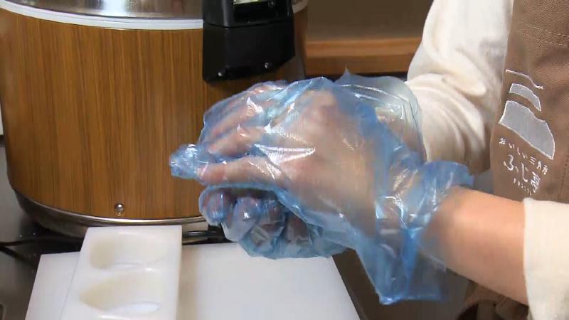 おにぎりを結んでいる様子