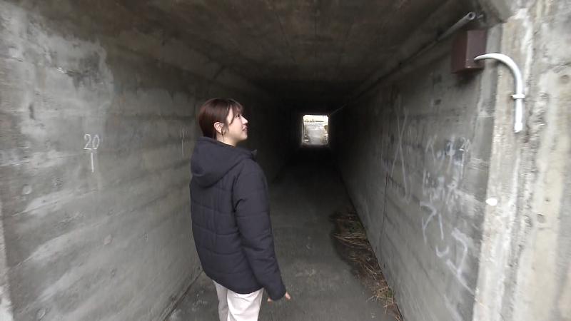 トンネルを歩く大森アナ