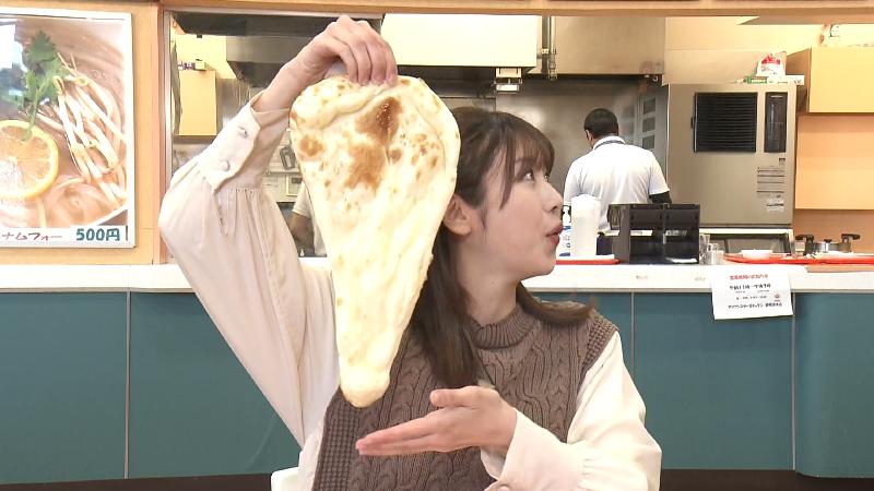 ナンを持ち上げる大森アナ