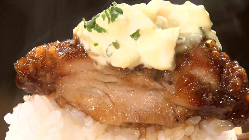 タルタルソースがのった鶏の黒酢あん