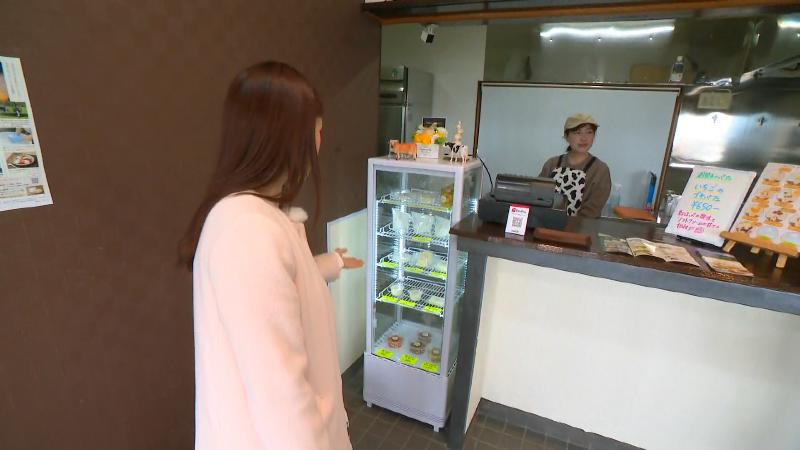 店内の冷蔵ケースにはチーズが