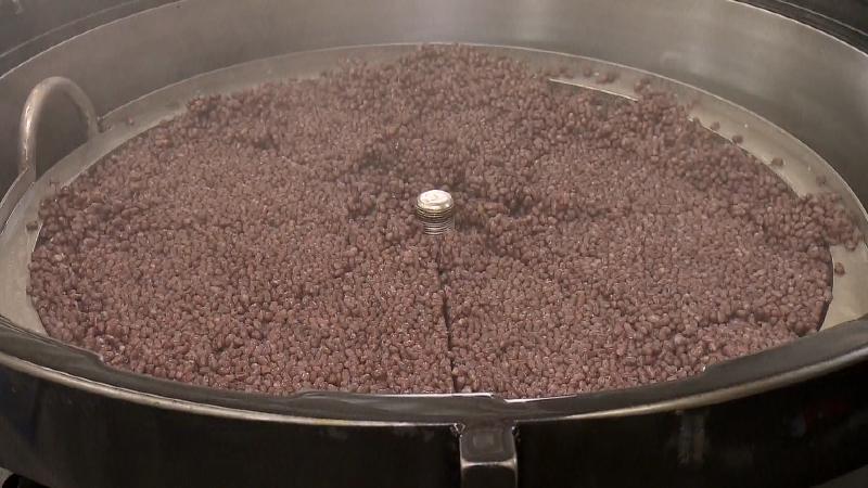 大釜で煮るあずき