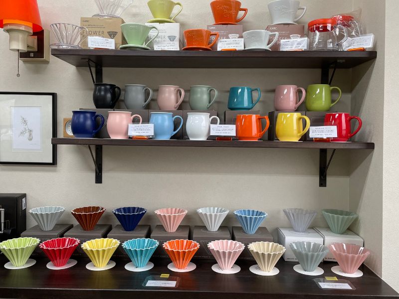 販売されているカラフルなコーヒーカップ