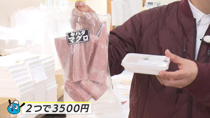 ウニとマグロを手に持つにむらリポーター