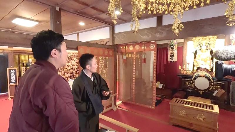 仏像を眺める副住職とにむらリポーター