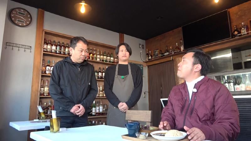 会話する男性3人