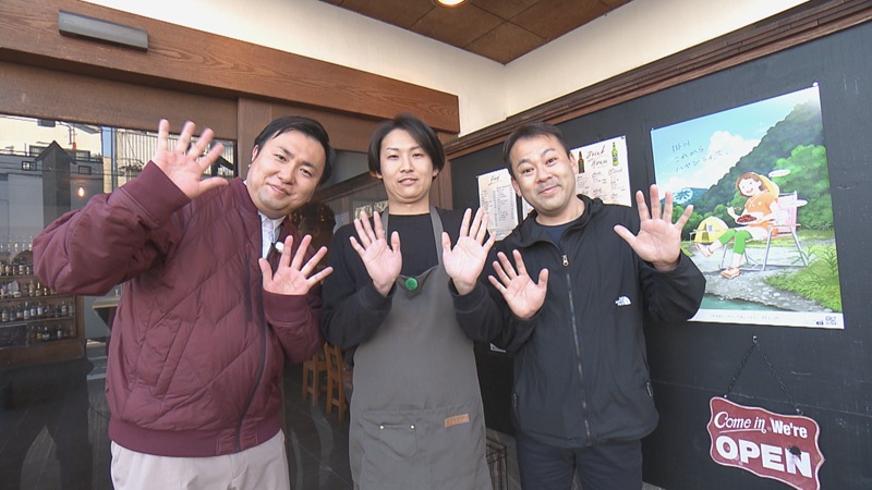 手を振るにむらリポーターと、CAFE OF CORNER の有海さん親子