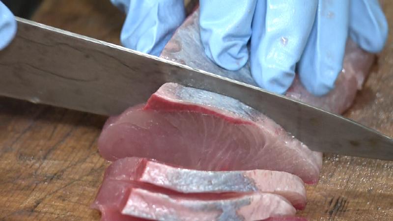 刺身を切る様子