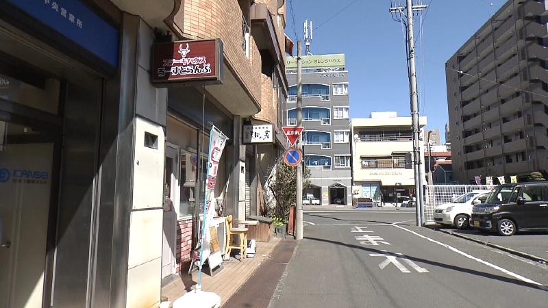 「ろーすとらんぷ」の前の道　奥に見えるのが弁当販売をしている仏具店