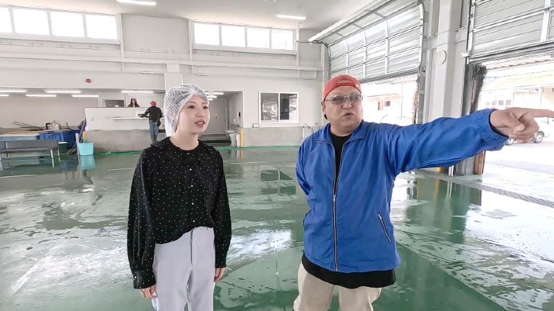 商品を指さす仲買人と大森アナ