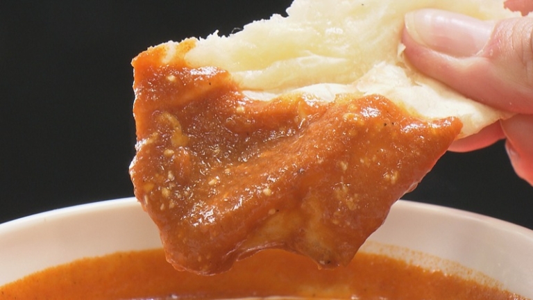 カレーを付けたナン