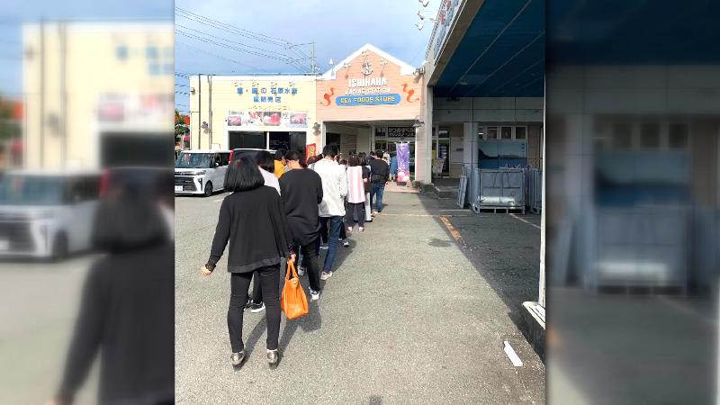 店の前にできた行列