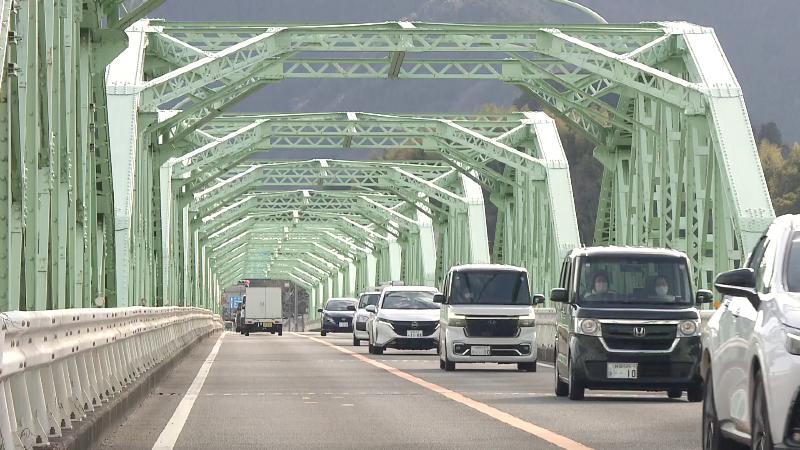 安倍川橋を行き交う車