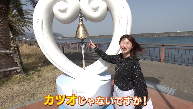 焼津ウェーブ＆カツオベルを指さす大森アナ