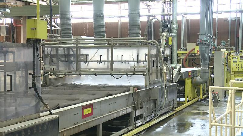 丸八真綿 クリニック工場内で洗剤をかけるベルトコンベアー