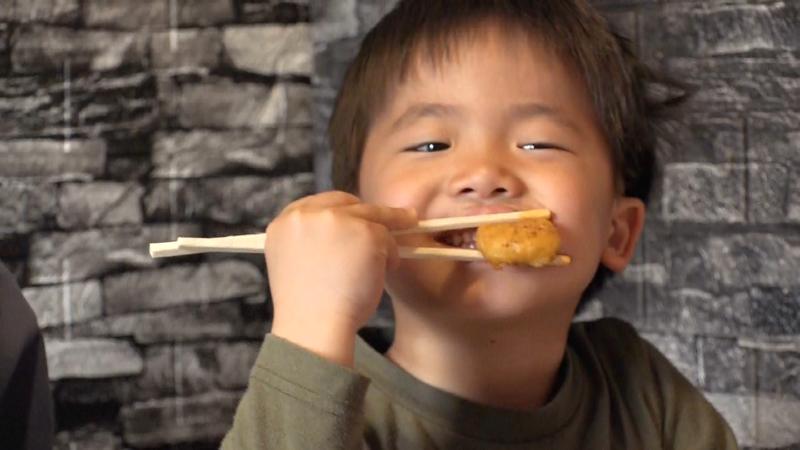 食事をする子供