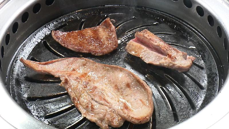 鉄板で焼かれる肉