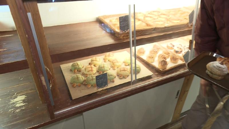 商品棚に並ぶ「お堀カメ」