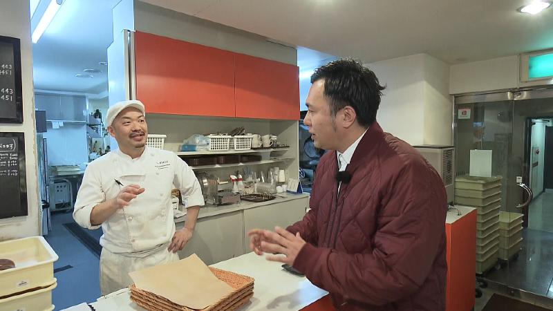 鈴木オーナーと話すにむらリポーター