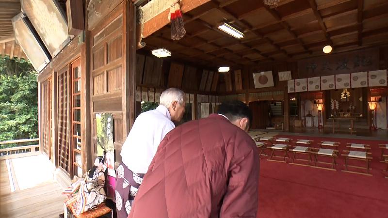 本殿に入る宮司とにむらリポーター