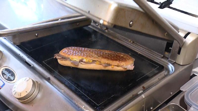 ホットプレートの上のキューバサンド