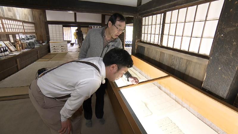 展示物をのぞき込むにむらリポーター