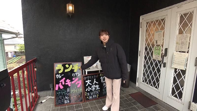 看板を指さす大森アナ