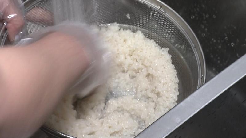 お米を洗う