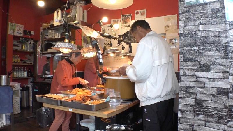 バイキングを取る人々