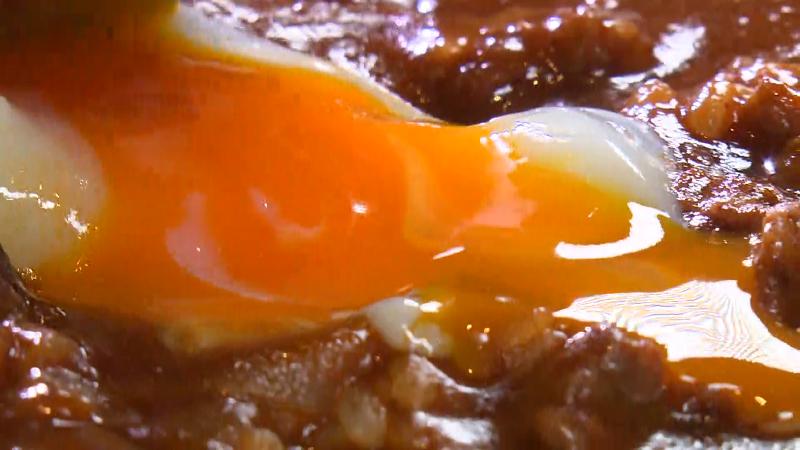 ハヤシライスに半熟卵