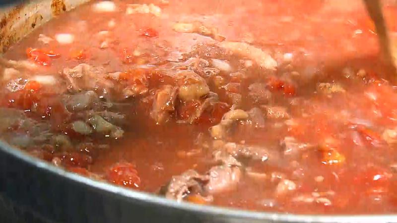 牛肉を長時間かけて煮込む