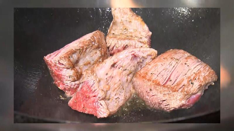 みっかび牛を焼いてうま味を閉じ込める