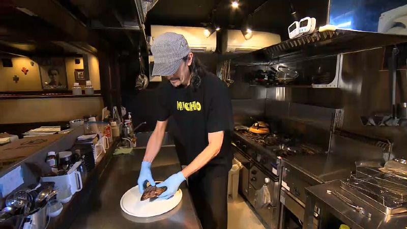 なまり節を調理する坂田さん