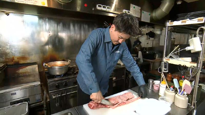 牛肉を切るシルバ店長