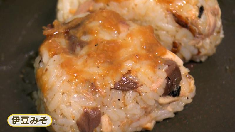 おにぎりの表面に「伊豆みそ」をぬる