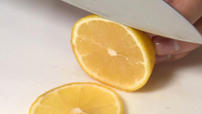 レモンをスライス