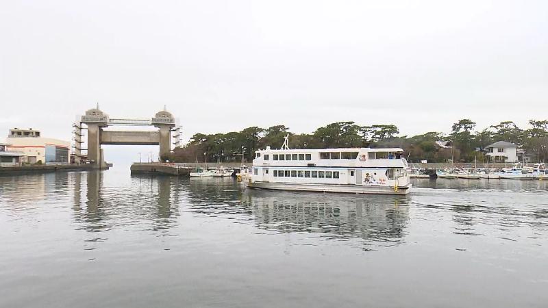 びゅうおに向かっていく遊覧船